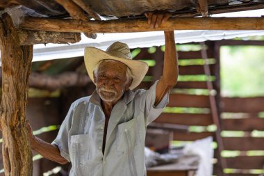 El Chorrito, Tamaulipas, Meksika, 2 Temmuz 2019: Meksikalı son sınıf öğrencisi, mütevazı evine ziyaretçileri kabul ediyor.