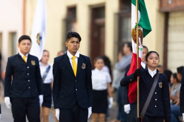 Matamoros, Tamaulipas, Meksika - 20 Kasım 2019: Meksika Devrim Günü Geçidi, Öğrenci Onur Yürüyüşü, Meksika bayrağını Sexta Sokağı 'nda indiren