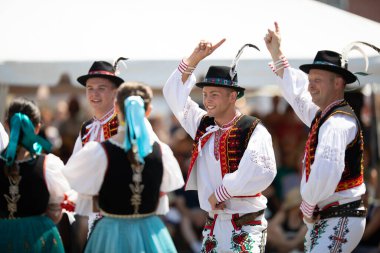 Whiting, Indiana, ABD - 27 Temmuz 2019: Pierogi Festivali, Slovak erkekler geleneksel giysiler giyip bayanları etkilemek için dans ediyorlar