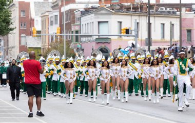Indianapolis, Indiana, ABD - 28 Eylül 2019: The Circle City Classic Parade, Kentucky State Üniversitesi 'nden Thorobred Bandosu üyeleri