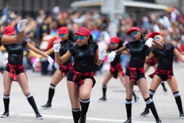 Houston, Teksas, ABD - 28 Kasım 2019: H-E-B Şükran Günü Geçit Töreni, Tasarlanmış 2 Dans Gösteri Sanatları Üyeleri, geçit töreni sırasında Milam Caddesi 'nde dans