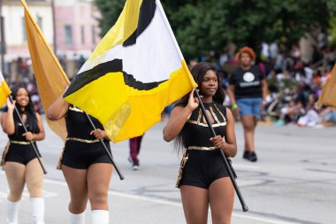 Indianapolis, Indiana, ABD - 28 Eylül 2019: The Circle City Classic Parade, Central Lisesi yürüyüş sarı ceketleri Membersa