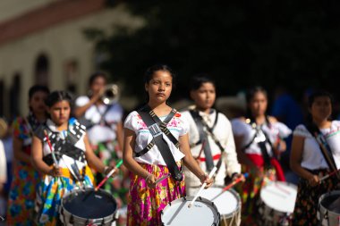 Matamoros, Tamaulipas, Meksika - 20 Kasım 2019: The Mexico Revolution Day Parade, müzik bandosu, geleneksel Meksika kıyafetleri giyiyorlar, geçit töreni sırasında Sexta caddesinde yürüyorlar.
