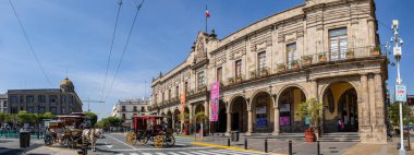 Guadalajara, Jalisco, Meksika - 23 Kasım 2019: Güneşli bir günde Belediye Sarayı 'na giden insanlar