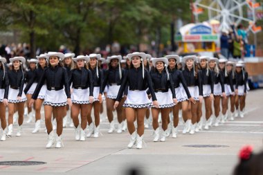Houston, Teksas, ABD - 28 Kasım 2019 H-E-B Şükran Günü Geçidi, The Apache Belles dans takımı, Milam caddesinde gösteri yapıyor.