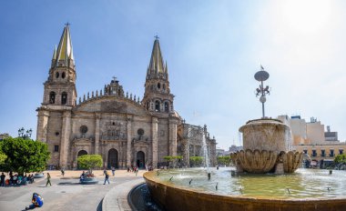 Guadalajara, Jalisco, Meksika - 23 Kasım 2019: Guadalajara Plaza 'da günün tadını çıkaran insanlar, Guadalajara Katedrali manzaralı