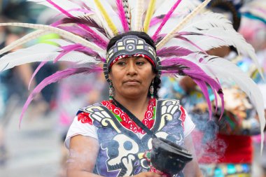 Chicago, Illinois, ABD - 8 Eylül 2019 - 26. Cadde Meksika Bağımsızlık Yürüyüşü, Meksika 'lı kadın geçit töreni sırasında geleneksel Aztek kıyafetleri giyiyor