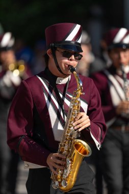 Matamoros, Tamaulipas, Meksika - 20 Kasım 2019: The Mexico Revolution Day Parade, müzik bandosu öğrencileri, geçit töreninde