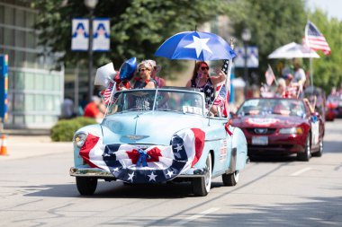 Arlington, Teksas, ABD - 4 Temmuz 2019: Arlington 4 Temmuz Geçit Töreni, Amerikan bayraklı bir Chevrolet Deluxe, geçit töreninde bir grup klasik arabaya liderlik ediyor.