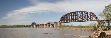 Ohio Nehri üzerindeki 14. Cadde Köprüsü Kentucky ve Indiana 'yı birbirine bağlıyor.