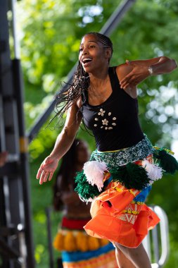 St. Louis, Missouri, ABD - 24 Ağustos 2019: Uluslar Festivali, Tower Grove Park, Sunshine Community Performance Ensemble üyeleri, geleneksel kıyafetler giyerek, Batı Afrika 'dan geleneksel müzik dansları yaparak