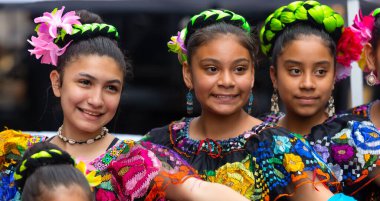 St. Louis, Missouri, ABD - 25 Ağustos 2019: Uluslar Festivali, Tower Grove Park, Meksika Dans Bakanı Guadalupe üyeleri, geleneksel kıyafetler giyip kameraya poz verdiler