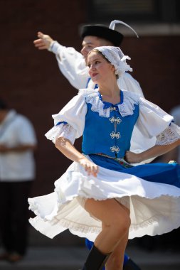 Whiting, Indiana, ABD - 27 Temmuz 2019: Pierogi Festivali, geleneksel kıyafetler giyen bir çift Slovak geleneksel dans gösterisi