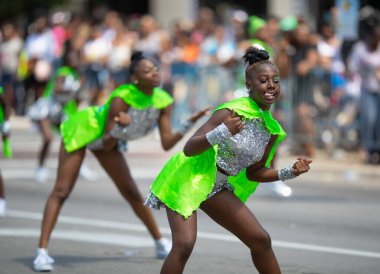 Chicago, Illinois, ABD - 8 Ağustos 2019: The Bud Billiken Parade, PTQ dans takımı üyeleri geçit töreninde
