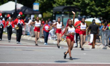 Chicago, Illinois, ABD - 8 Ağustos 2019: The Bud Billiken Parade, Kenwood Lisesi Bandosu üyeleri, geçit töreninde