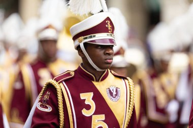 New Orleans, Louisiana, ABD - 30 Kasım 2019: Bayou Klasik Geçit Töreni, McDonogh Senior High Marching Roneagles üyeleri,