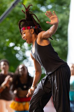 St. Louis, Missouri, ABD - 24 Ağustos 2019: Uluslar Festivali, Tower Grove Park, Sunshine Community Performance Ensemble üyeleri, geleneksel kıyafetler giyerek, Batı Afrika 'dan geleneksel müzik dansları yaparak