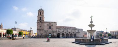 Morelia, Michoacan, Meksika - 24 Kasım 2019 San Francisco Tapınağı manzaralı, San Francisco Plaza, öğlen