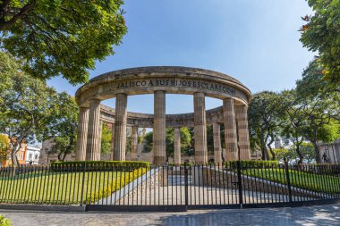 Guadalajara, Jalisco, Meksika - 23 Kasım 2019: Guadalajara Katedrali 'nin yanındaki Jalisciens Ilustres Anıtı manzarası