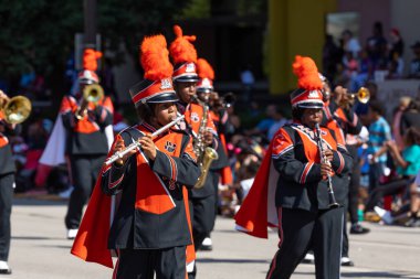 Indianapolis, Indiana, ABD - 28 Eylül 2019: The Circle City Classic Parade, Benton Harbor Lisesi Tiger Band üyeleri, geçit töreninde