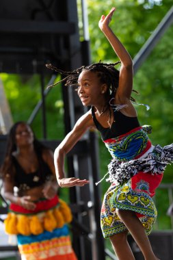 St. Louis, Missouri, ABD - 24 Ağustos 2019: Uluslar Festivali, Tower Grove Park, Sunshine Community Performance Ensemble üyeleri, geleneksel kıyafetler giyerek, Batı Afrika 'dan geleneksel müzik dansları yaparak