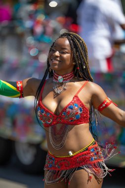Chicago, Illinois, ABD - 8 Ağustos 2019: The Bud Billiken Parade, Jamica 'nın geleneksel kıyafetlerini giyen kadınlar geçit töreninde dans ediyor.
