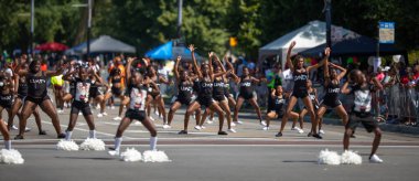 Chicago, Illinois, ABD - 8 Ağustos 2019: The Bud Billiken Parade, Carver Park Dans Takımı üyeleri, geçit töreninde