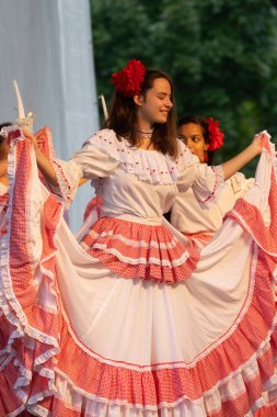 St. Louis, Missouri, ABD - 25 Ağustos 2019: Uluslar Festivali, Tower Grove Park, Grupo Atlantico üyeleri, geleneksel giysiler giyerek, Kolombiya 'dan geleneksel danslar yaparak