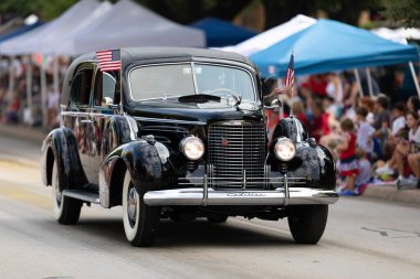 Arlington, Teksas, ABD - 4 Temmuz 2019: Arlington 4 Temmuz Geçit Töreni, Cadillac klasik arabası, Amerikan bayraklı, geçit töreninde