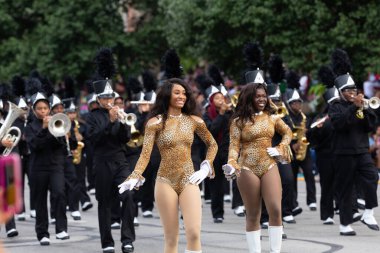 Indianapolis, Indiana, ABD - 28 Eylül 2019: The Circle City Classic Parade, Central Lisesi yürüyüş sarı ceketleri Membersa