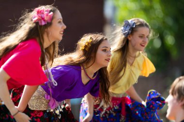 Whiting, Indiana, ABD - 27 Temmuz 2019: Pierogi Festivali, Geleneksel kıyafetler giyen bayanlar, Çingene dansı yapıyorlar