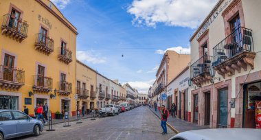 Zacatecas, Zacatecas, Meksika - 22 Kasım 2019: Hidalgo Bulvarı boyunca oteller ve dükkanlar boyunca yürüyen insanlar