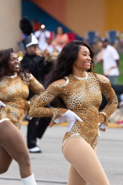 Indianapolis, Indiana, ABD - 28 Eylül 2019: The Circle City Classic Parade, Central Lisesi yürüyüş sarı ceketleri Membersa