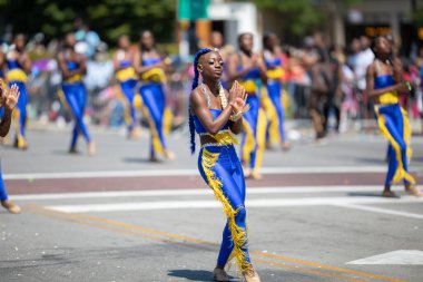 Chicago, Illinois, ABD - 8 Ağustos 2019: The Bud Billiken Parade, Altın Şövalyeler Talim Takımı üyeleri geçit töreninde