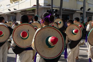 Matamoros, Tamaulipas, Meksika - 20 Kasım 2019: The Mexico Revolution Day Parade, müzik bandosu, geleneksel Meksika kıyafetleri giyiyorlar, geçit töreni sırasında Sexta caddesinde yürüyorlar.
