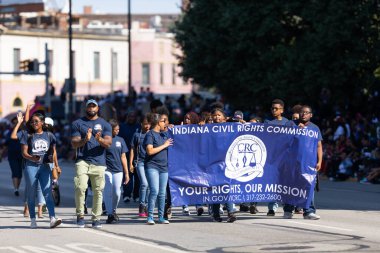 Indianapolis, Indiana, ABD - 28 Eylül 2019: The Circle City Classic Parade, Indiana Vatandaşlık Hakları Komisyonu üyeleri, geçit töreni sırasında Pensilvanya caddesinde yürüyorlar.