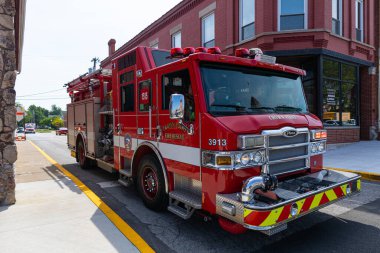 Crown Point, Indiana, ABD - 27 Temmuz 2019: Bir Pierce İtfaiye aracı, çağrıya cevap veriyor, şehir merkezindeki caddelerde sürüyor.