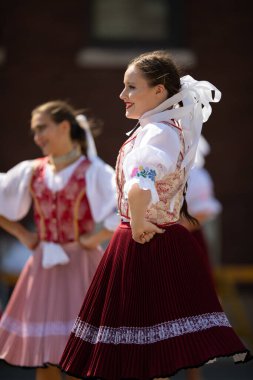 Whiting, Indiana, ABD - 27 Temmuz 2019: Pierogi Festivali, Slovakya 'dan dans eden geleneksel kıyafet giyen kadın