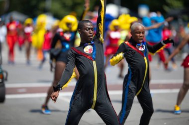 Chicago, Illinois, ABD - 8 Ağustos 2019: The Bud Billiken Parade, C.Y.D.C. Dans takımı, geçit töreninde gösteri yapacak.