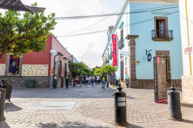 San Pedro Tlaquepaque, Jalisco, Meksika - 23 Kasım 2019: Independencia Caddesi 'ndeki restoran ve dükkanları keşfeden yerli ve turistler