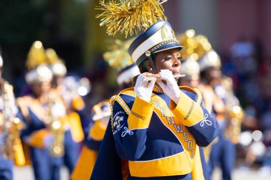 Indianapolis, Indiana, ABD - 28 Eylül 2019: The Circle City Classic Parade, Thornwood Lisesi yürüyüş bandosu üyeleri