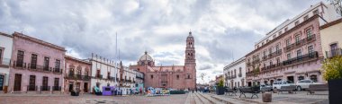 Zacatecas, Zacatecas, Meksika - 22 Kasım 2019: Devlet Sarayı ile Katedral, Plaza de Armas 'daki Hidalgo Bulvarı boyunca