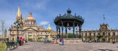 Guadalajara, Jalisco, Meksika - 23 Kasım 2019: Guadalajara, Guadalajara Katedrali ve Parroquia el Sagrario Metropolitano ile birlikte, ölüm bayramının tadını çıkaran turistler ve yerliler