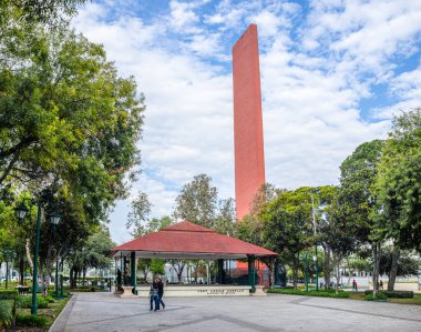 Monterrey, Nuevo Leon, Meksika - 21 Kasım 2019: İnsanlar Macroplaza 'da Luis Barragan tarafından Ticaret Feneri' ne doğru yürüyorlar