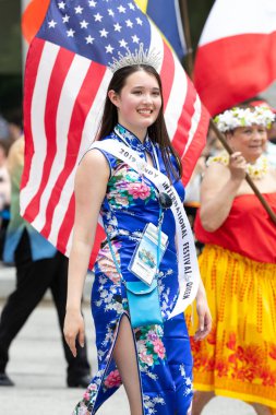 Indianapolis, Indiana, ABD - 25 Mayıs 2019: Indy 500 geçit töreni sırasında Pennsylvania caddesinde yürüyen Indianapolis Uluslararası Festival Kraliçesi