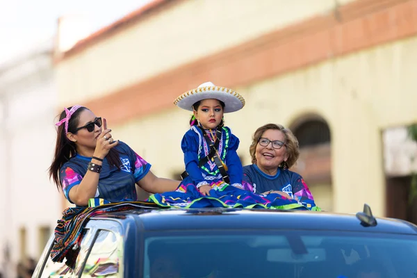 メキシコのタマウリパス州マタモロス2019年11月20日 メキシコ革命の日パレード トラックの上に伝統的な服を着た若い子供 彼女の家族 — ストック写真