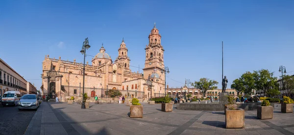 モレリア ミチョアカン メキシコ 11月24 2019 背景にモレリア大聖堂と メンチョル オカンポ広場で朝を楽しむ人々 — ストック写真