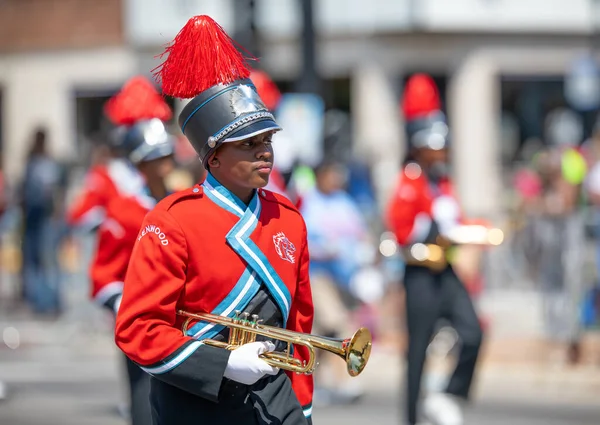 Chicago, Illinois, ABD - 8 Ağustos 2019: The Bud Billiken Parade, Kenwood Lisesi Bandosu üyeleri, geçit töreninde