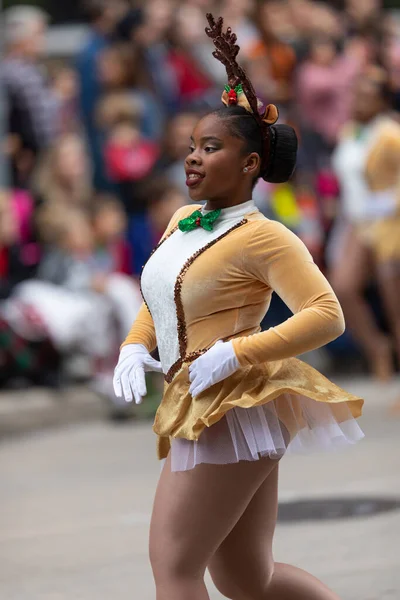 美国德克萨斯州休斯顿 2019年11月28日 B感恩节游行 年轻女性打扮成驯鹿 在游行中跳舞 — 图库照片