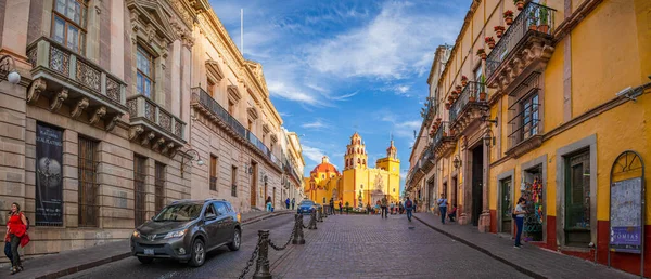 Guanajuato, Guanajuato, Meksika - 25 Kasım 2019: Benito Juarez Bulvarı 'nda görülen Guanajuato Katedrali